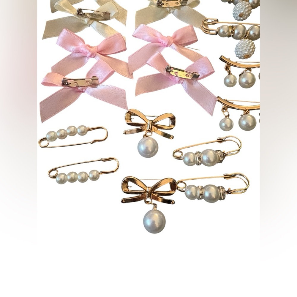 Set of 40 Shoe and Sock Pins with Rhinestones, Bows and Faux Pearls - Picture 2 of 10